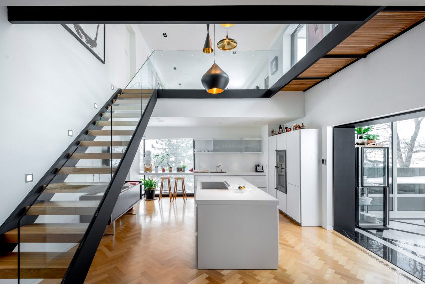 摩西・萨夫迪的二层公寓-内饰经过全面的重新设计,被认为是野兽派建筑风格的一个例子,上层展台包含客厅是开放式厨房下面,并访问了一个开放的胎面楼梯。---酷图编号5