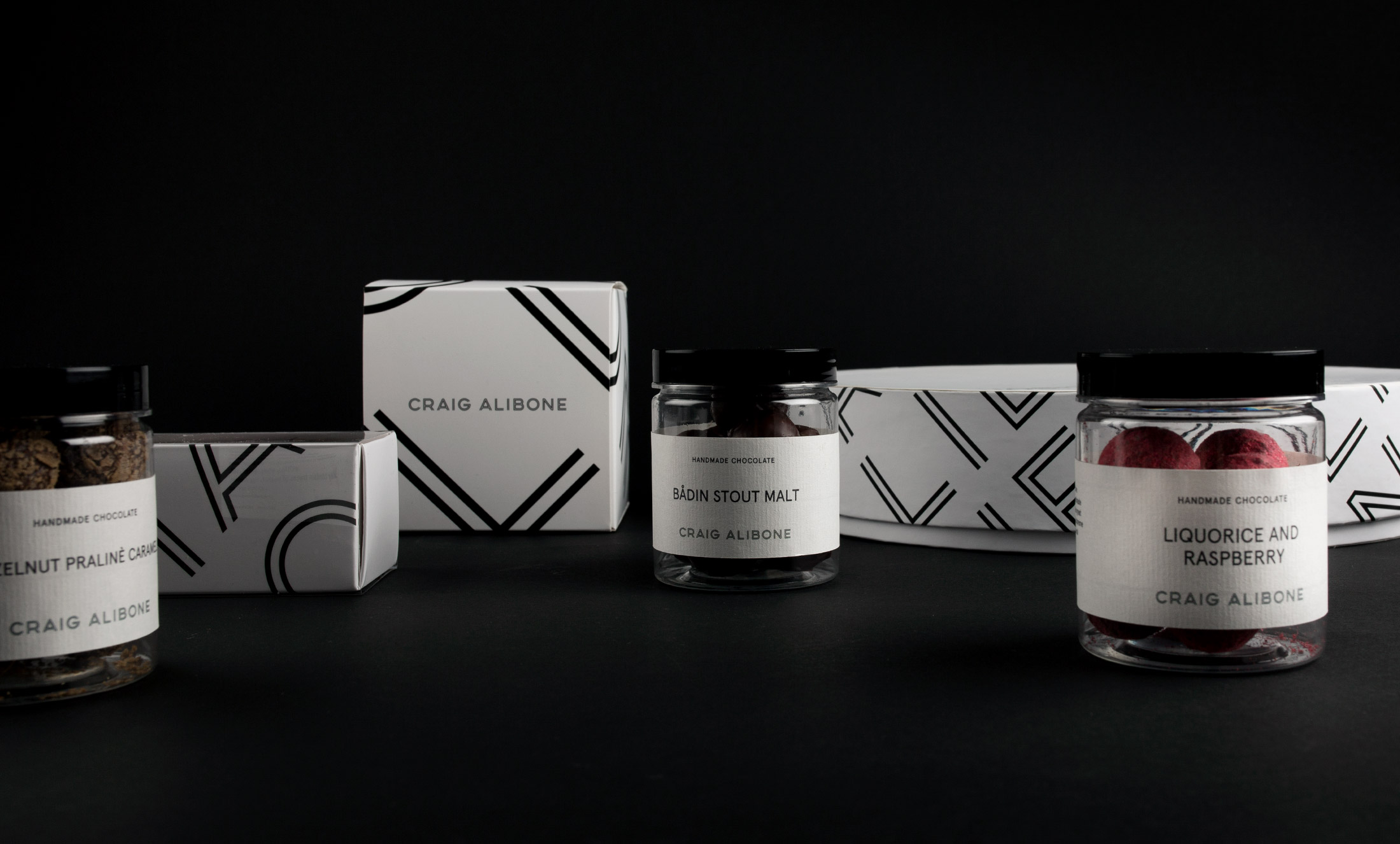 吸引你的眼睛和你的胃-挪威美食手工Craig Alibone马卡龙饼干巧克力包装设计-精致引人注目的包装,每个方面都对细节做了美学处理,标志是基于一个手绘的字体,给予了品牌一个独特的表达和强调工艺,令人难以置信---酷图编号1