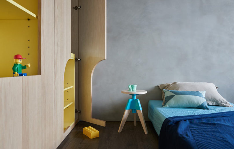 一个顽皮现代家庭的公寓生活方式-位于中国台湾,里面住着一对年轻的已婚夫妇与2个孩子,为了寻找生活之间的平衡,他妈聘请HAO设计创造内部,以反映他们的乐趣精神,使它成为一个多彩的地方,让他们的两个孩子玩和长大。---酷图编号17