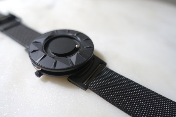 一个独特黑色滚珠的Bradley腕表-其特征在于三维设计,拓扑地传达触摸的分钟和小时,专为视障人士设计,采用磁力驱动双滚珠轴承系统,40毫米直径和11.5毫米的表壳,几何凹凸形状极具雕塑感,用户可以通过触摸圆形滚珠莱知道时间---酷图编号1172424