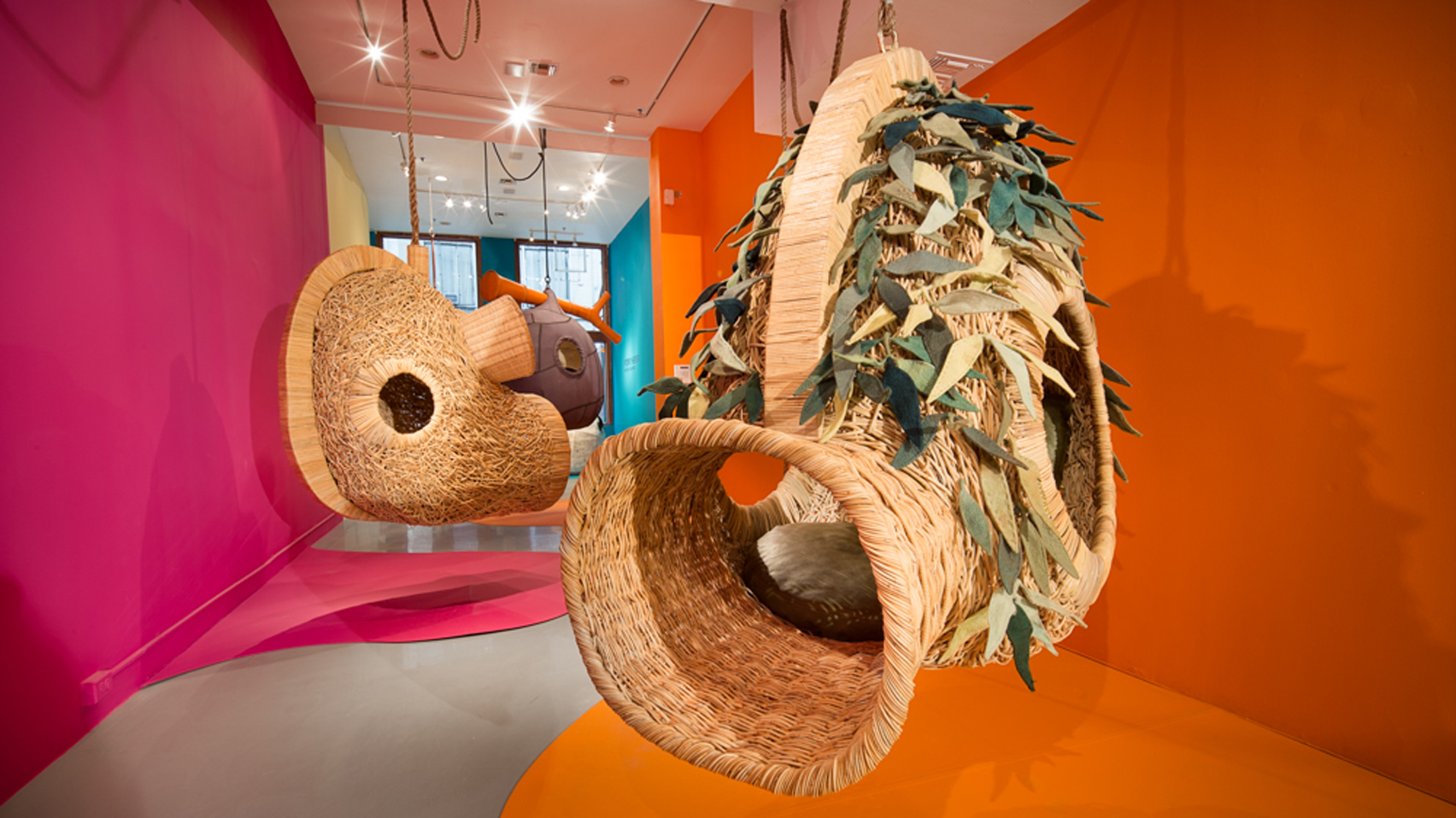 南非设计师Porky Hefer展示由编织植物茎制成的人秋千吊床巢,每一块都是像隐士栖居的贝壳一样,大多数是使用柔性植物茎编织,而一些则用皮革表皮覆盖,缠绕在钢框架上制成。其他元素,如干草,织物叶和藤板,增加额外的装饰。---酷图编号5