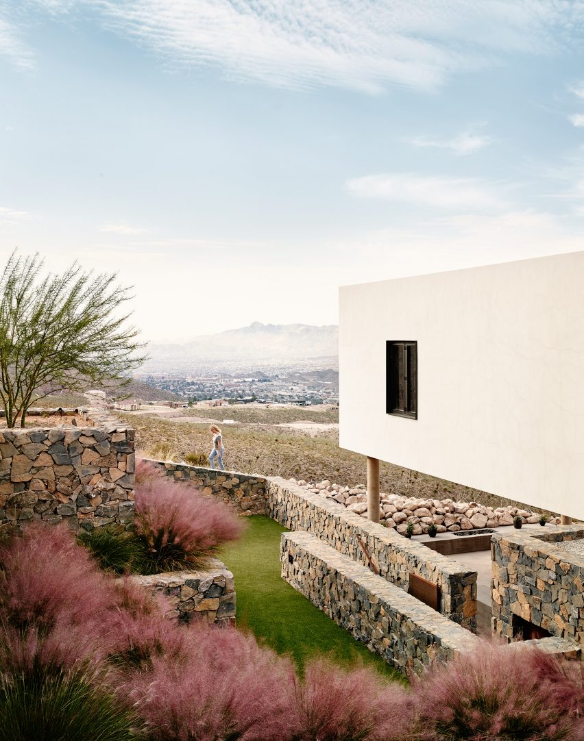 得克萨斯之沙漠家-美国工作室Hazelbaker Rush创造了一个山腰住宅,较低的水平融入到岩石中,明亮的白色体现了强烈的对比,住宅占地483平方米,建在一个崎岖的梯田,有五颜六色的草和芳香草本植物,位于244米高的山腰上,可以鸟瞰城市全景---酷图编号1172663