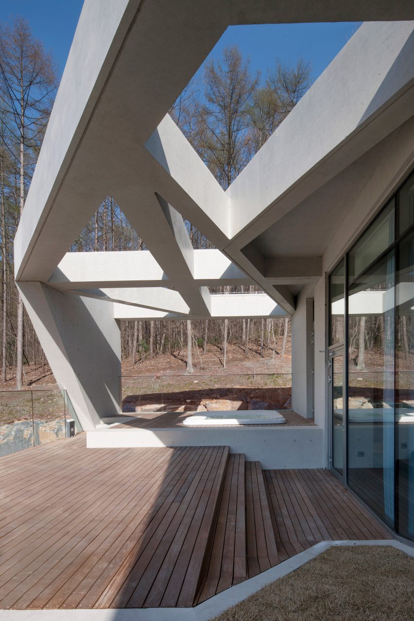 韩国度假胜地的山景别墅-从倾斜的位置向外推出,以确保最佳视野,折叠混凝土形式的清晰线条和倾斜角度与山谷形成鲜明对比,整体建筑采用戏剧性的风景设计,旨在增强建筑物与自然环境之间的联系。---酷图编号1173094