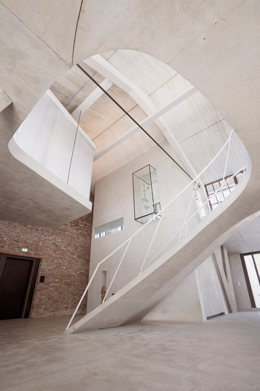 奥地利萨尔茨堡市旧萨尔斯堡坦克车站阁楼公寓的雕塑混凝土楼梯-占地350平方米,带一个玻璃淋浴间,悬臂悬挂在生活空间上,该建筑物已经转变为一个多功能场所,设有市场大厅,餐厅,水疗设施和两个合间。---酷图编号2