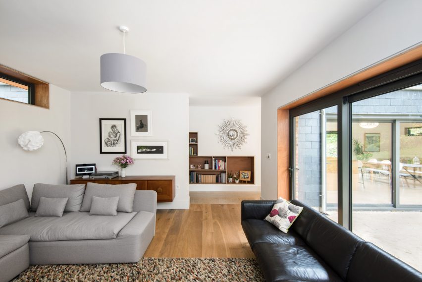 Elliott建筑事务所建设在倾斜林地环境的十字形房屋,房屋位于英格兰北部,220平方米,山墙块布置在十字架形成中,底层的一部分在混凝土平台上,同时体现出一种趣味性,以及令人兴奋的魔法秘密林。---酷图编号1173193