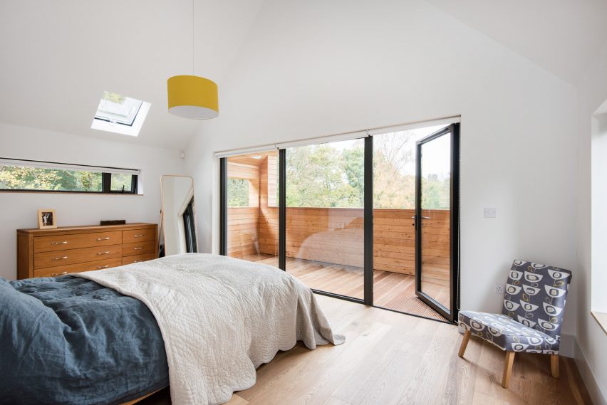 Elliott建筑事务所建设在倾斜林地环境的十字形房屋,房屋位于英格兰北部,220平方米,山墙块布置在十字架形成中,底层的一部分在混凝土平台上,同时体现出一种趣味性,以及令人兴奋的魔法秘密林。---酷图编号1173195