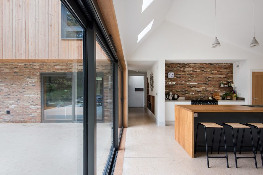 Elliott建筑事务所建设在倾斜林地环境的十字形房屋,房屋位于英格兰北部,220平方米,山墙块布置在十字架形成中,底层的一部分在混凝土平台上,同时体现出一种趣味性,以及令人兴奋的魔法秘密林。---酷图编号1173196