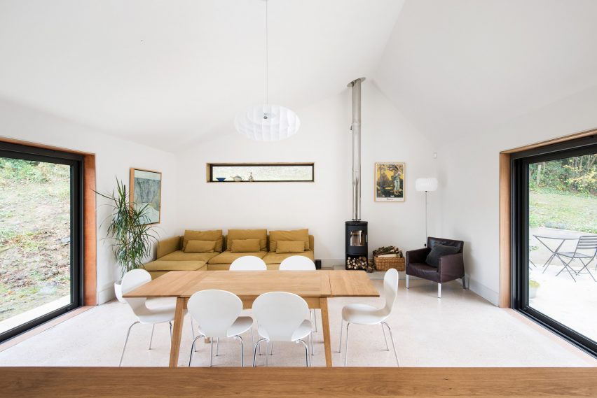 Elliott建筑事务所建设在倾斜林地环境的十字形房屋,房屋位于英格兰北部,220平方米,山墙块布置在十字架形成中,底层的一部分在混凝土平台上,同时体现出一种趣味性,以及令人兴奋的魔法秘密林。---酷图编号1173197