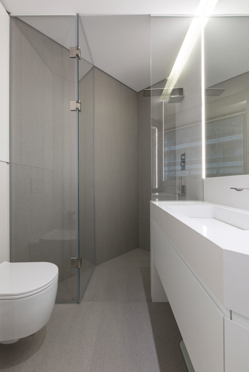 希腊塞萨洛尼基浮动的公寓-浮动公寓的内部相当简约,中性调色板,隐藏的线性照明和简单的矩形形状,十分清爽简洁---酷图编号1173422