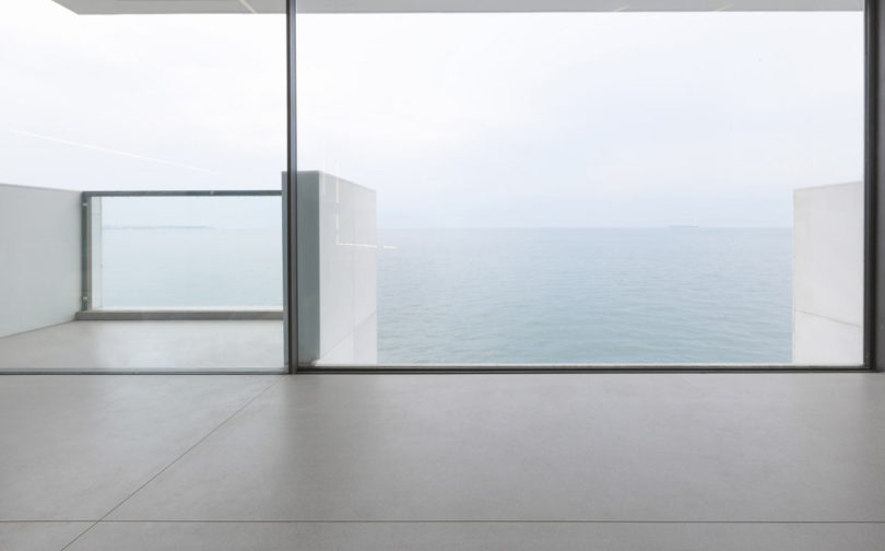 希腊塞萨洛尼基浮动的公寓-浮动公寓的内部相当简约,中性调色板,隐藏的线性照明和简单的矩形形状,十分清爽简洁---酷图编号1173424