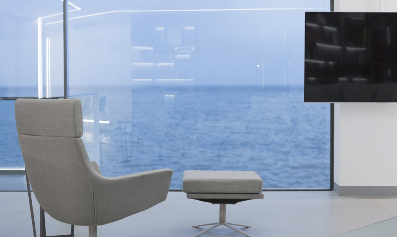 希腊塞萨洛尼基浮动的公寓-浮动公寓的内部相当简约,中性调色板,隐藏的线性照明和简单的矩形形状,十分清爽简洁---酷图编号1173426