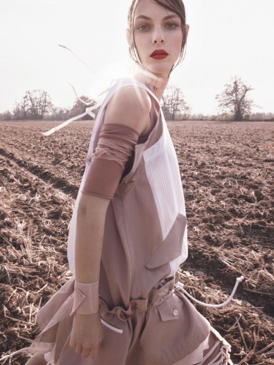 Vittoria Ceretti身穿Gucci连衣裙,褶皱的袖子和蝴蝶结装饰腰部,让你大开眼界---酷图编号1