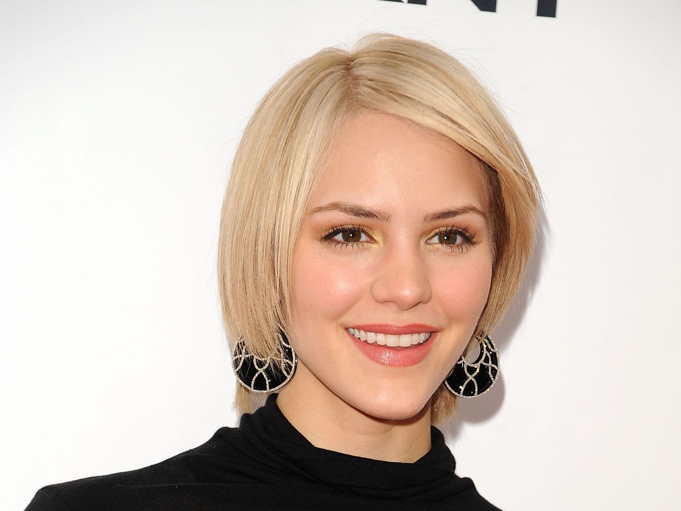 高清晰大耳环金发美女-凯瑟琳麦克菲壁纸图片