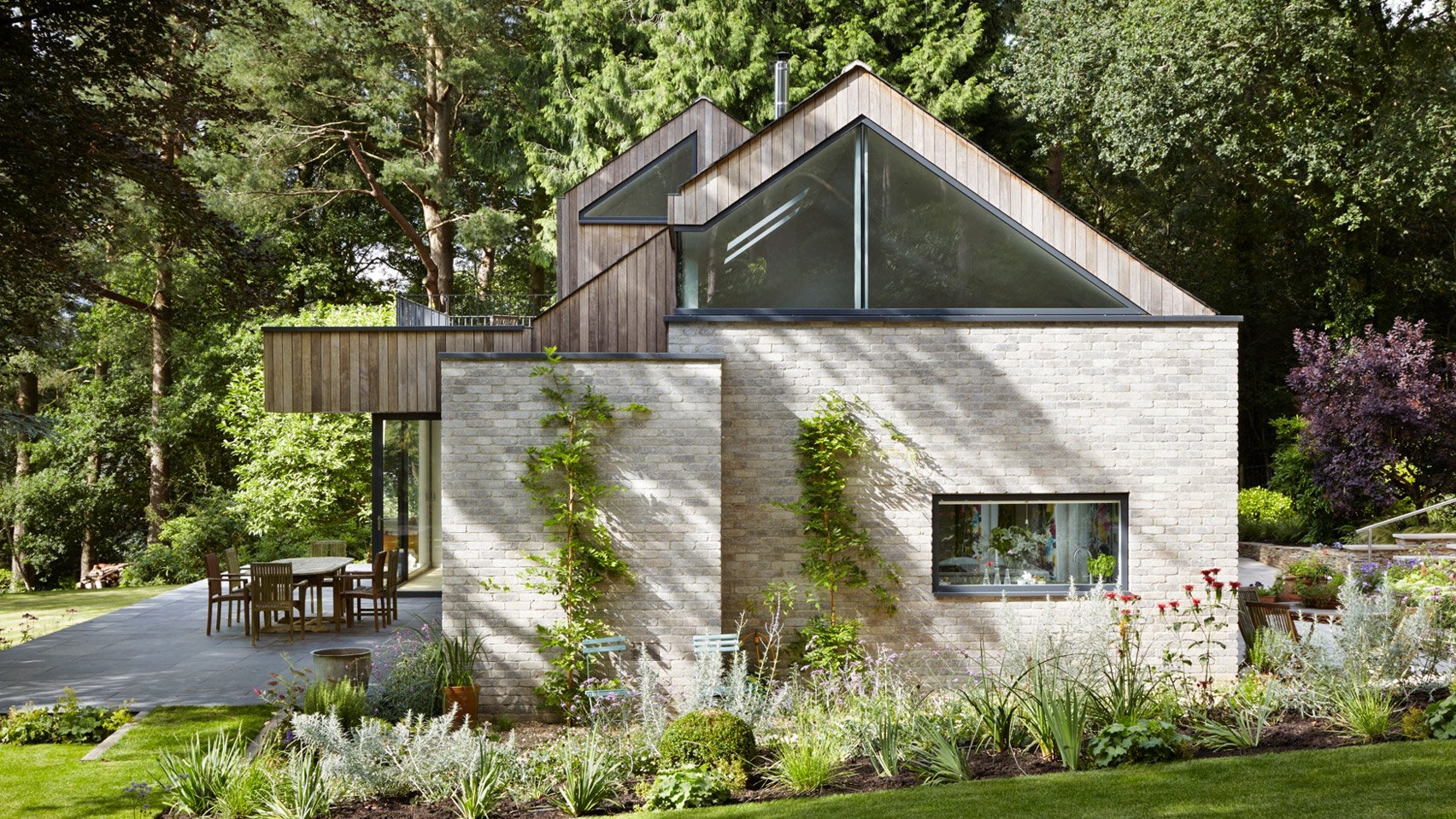 被树林山墙包围的房子封面大图