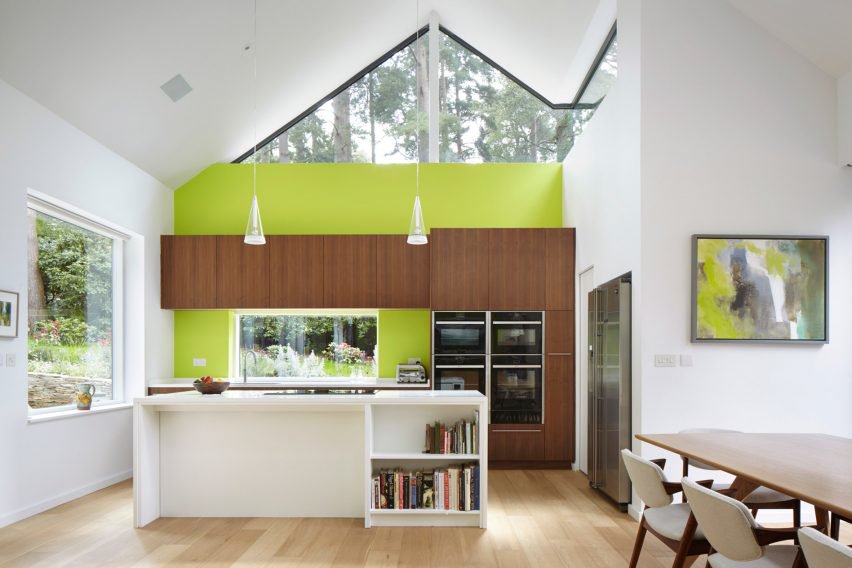 有一个开放的会议餐厅