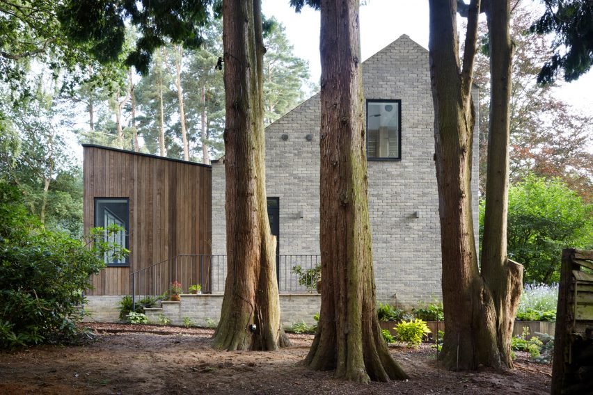 在南端的屋顶有一个天窗,将双重高度的厨房和就餐区的自然光对称照射