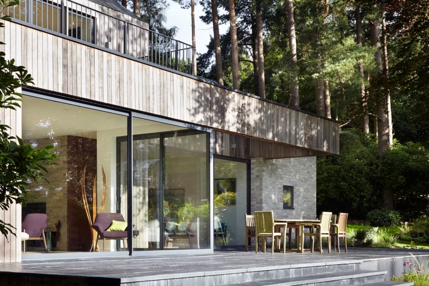 被树林山墙包围的房子---酷图编号1176610