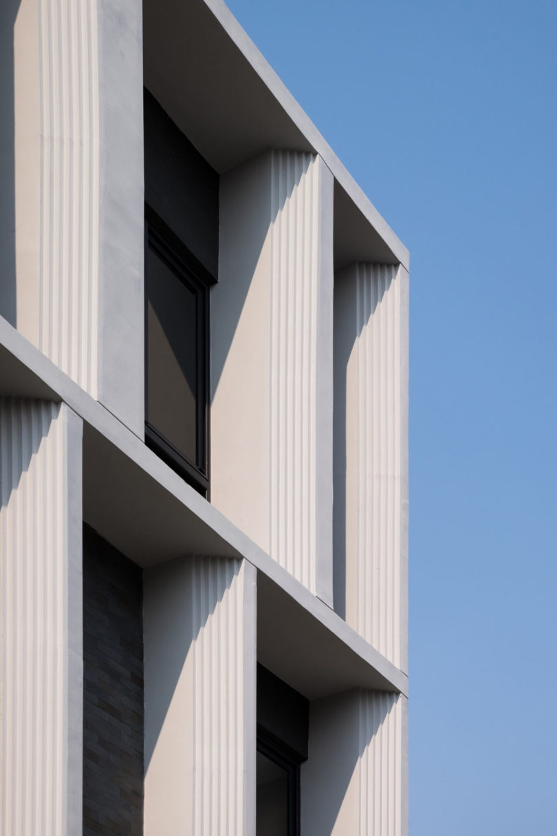 顶楼有两间卧室和一间洗衣房