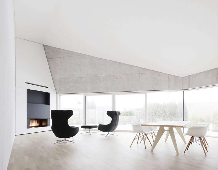 山形屋顶褶皱在不同方向为建筑提供不同的配置文件,两墙斜靠向一角的烟囱