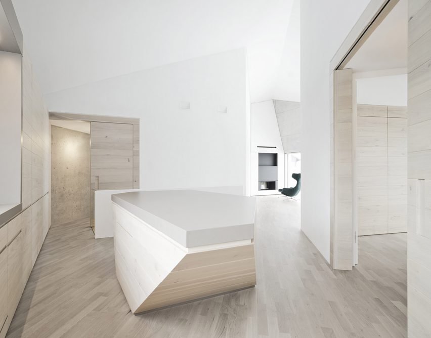 这种倾斜的安排,使建筑空间延伸到周围的室外空间,并提供意想不到的广阔的远处视野