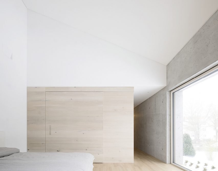 这是餐厅旁边配备了一个轻型木桌子和白色餐椅。 主卧室,这也是在这个水平上,具有一套滑动玻璃门,可以打开一个装饰的天井