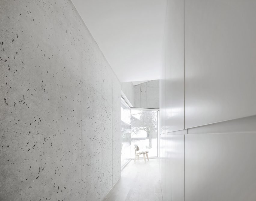 住宅内,暴露的混凝土表面光滑-对比粗糙的外观纹理-辅以白色粉刷墙壁和温暖的色调,搭配着坚实的橡木家具