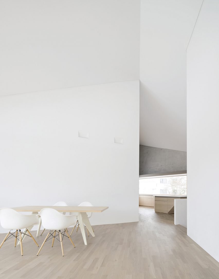 传统的坡屋顶和冉冉上升的地形角,让房子具有雕塑效果,是一个六边形地计划设计