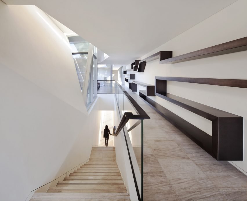 主要生活空间安置在二层楼的底层,并朝向花园、甲板和游泳池