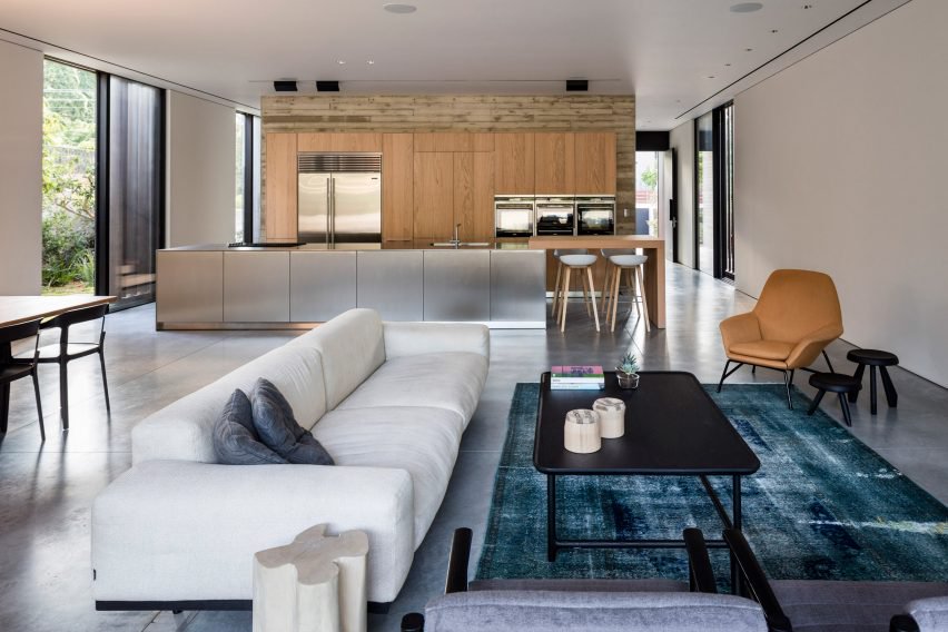 一边是开放式厨房、起居室和餐厅,一边是图书馆和主卧室