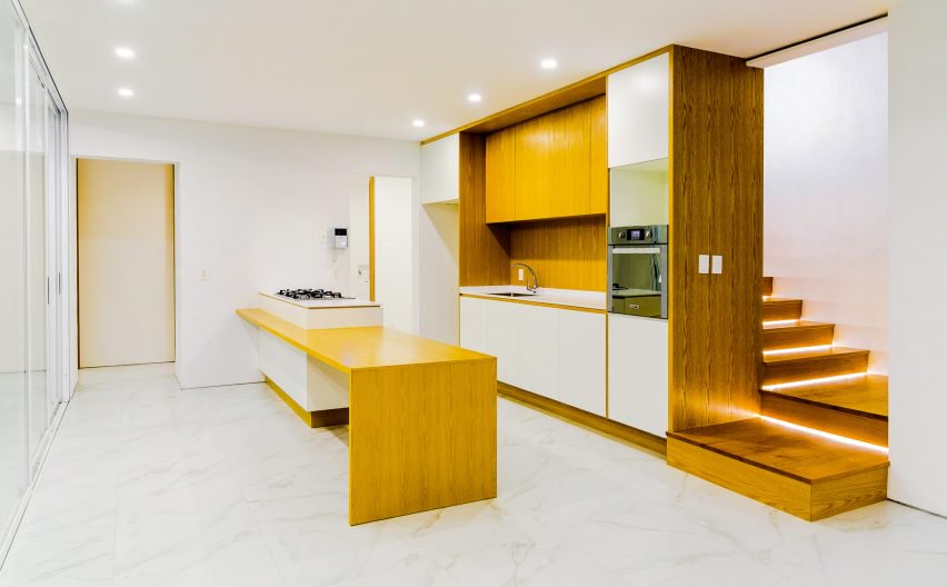 开放式休息室和餐饮区,滑动窗口允许自然光和通风,产生一个和谐的氛围