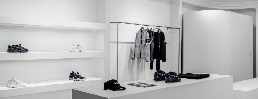 玻璃框架产品展示在白色木制品上 - 给游客一个最小的单色空间印象