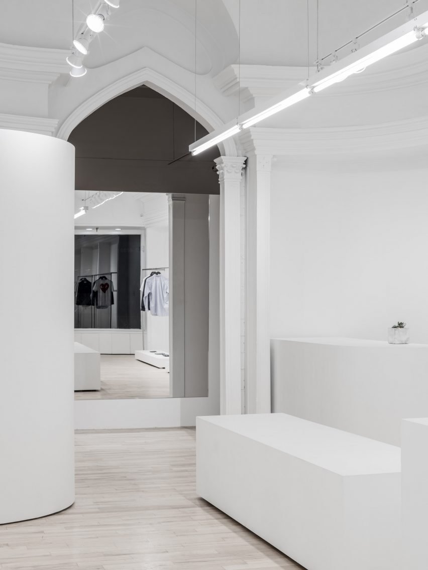 超大的一个寺庙般的门 - 同时引入现代设计的新元素。 沿着这两个墙壁,凹进的空腔提供衣服或搁置架子空间,这些空间由浅到深分隔开,类似于高度靠墙的高柱