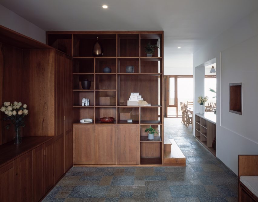 外墙有额外厚度,还允许家具并入空隙,以容纳窗户。 这些中间空间包含座位,搁架,桌子和其他配套的家具,使他们能够执行各种功能角色,以构建海景。