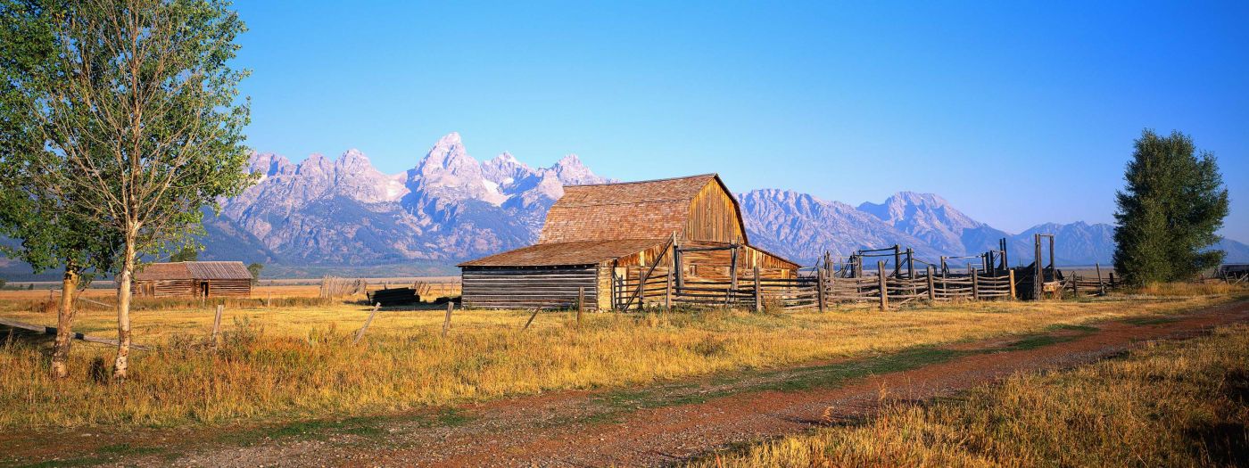 高清晰雪山脚下农场小屋壁纸封面大图