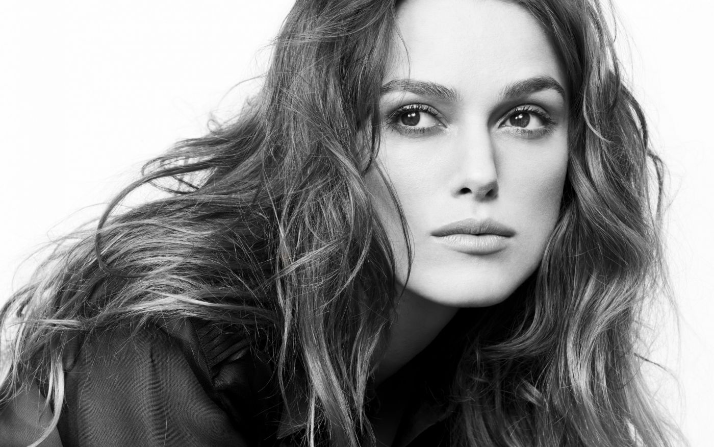 高清晰凯拉・奈特利黑白质感壁纸图片