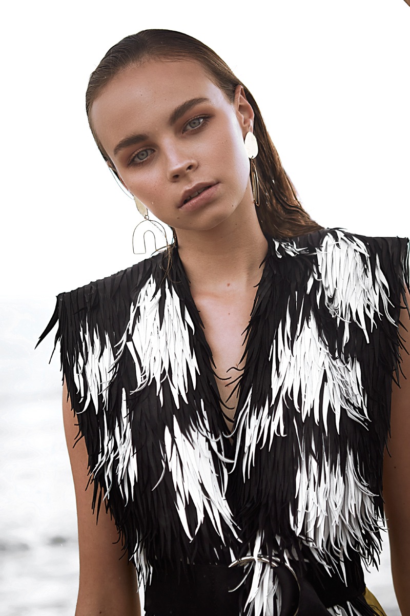 新的一天-特拉夫尼克特蕾莎和加比-长外套,帽子和耳环的装饰结合大胆的色彩调色板,一副现代时尚的时装拍摄剪影---酷图编号4