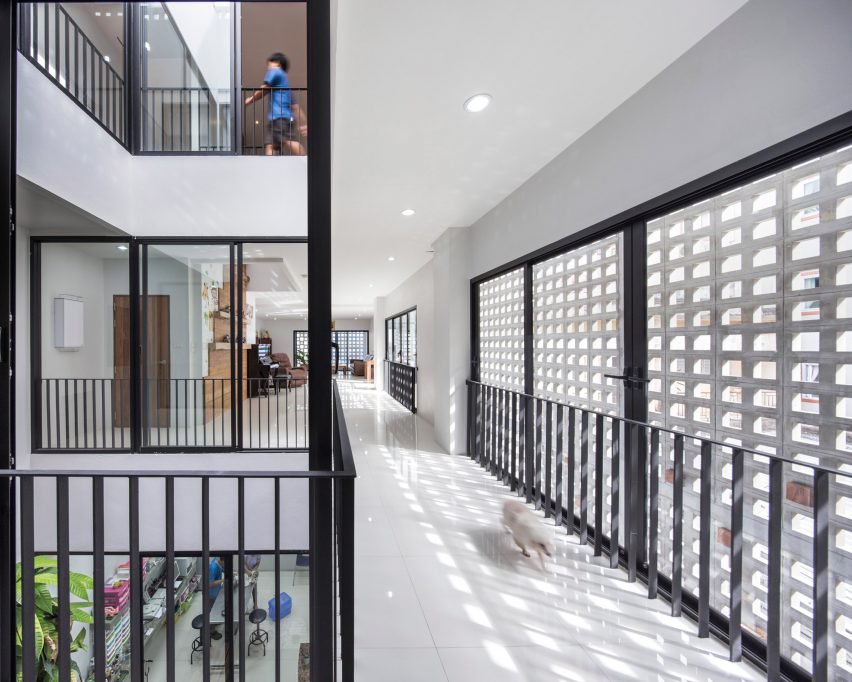 户外空间分隔的公共空间设置为临街一侧,位于在房子后面,提供更多的私人生活区