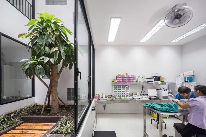 三层楼高,包括兽医的家,兽医诊所和宠物商店