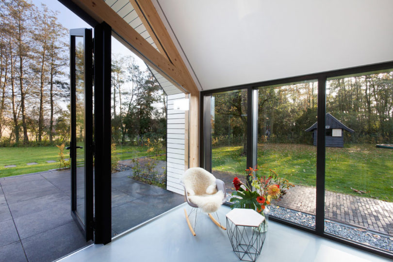 荷兰-50年代的黑色农舍建筑设计-加入了许多现代延伸元素,典型是延伸到旧谷仓,开辟了花园---酷图编号1178556