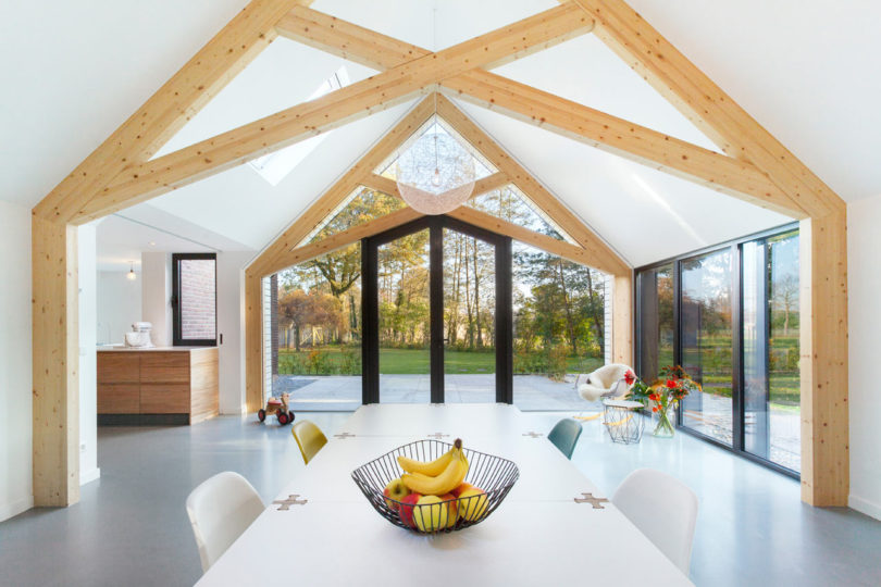 荷兰-50年代的黑色农舍建筑设计-加入了许多现代延伸元素,典型是延伸到旧谷仓,开辟了花园---酷图编号1178557