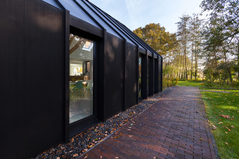 荷兰-50年代的黑色农舍建筑设计-加入了许多现代延伸元素,典型是延伸到旧谷仓,开辟了花园---酷图编号1178564