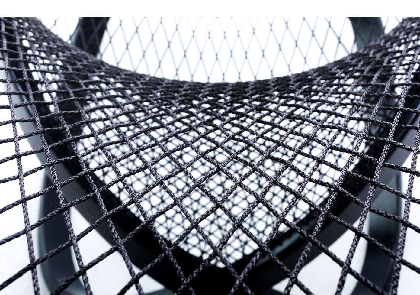 Torsion Chair-丝网扭曲的黑色椅子---酷图编号1178618