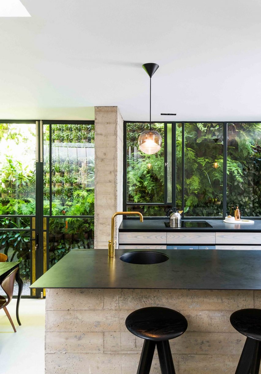 开普敦粉红色的房子-屋顶有游泳池和一个郁郁葱葱的垂直花园---酷图编号1179200