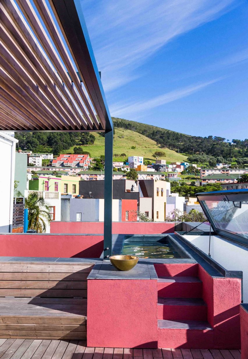 折叠建筑师想利用这条狭窄的走廊建出半独立的房子。大面积的玻璃放在房子侧面可以带来自然光,墙上覆盖着各种植物。