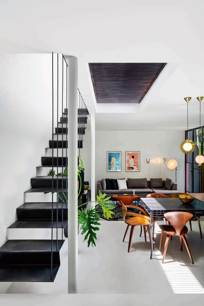 屋子里模仿格鲁吉亚的装饰元素