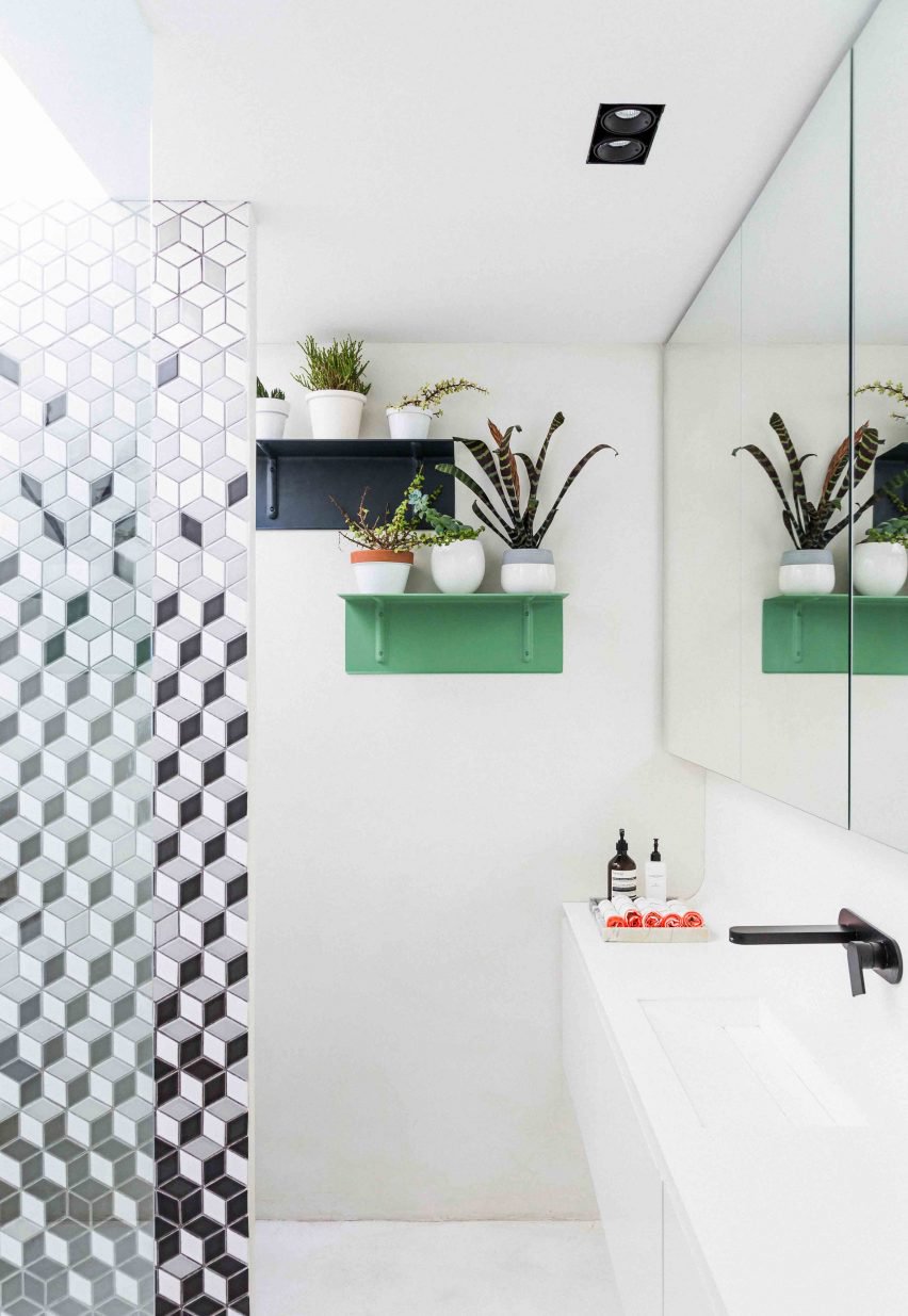 开普敦粉红色的房子-屋顶有游泳池和一个郁郁葱葱的垂直花园---酷图编号1179205