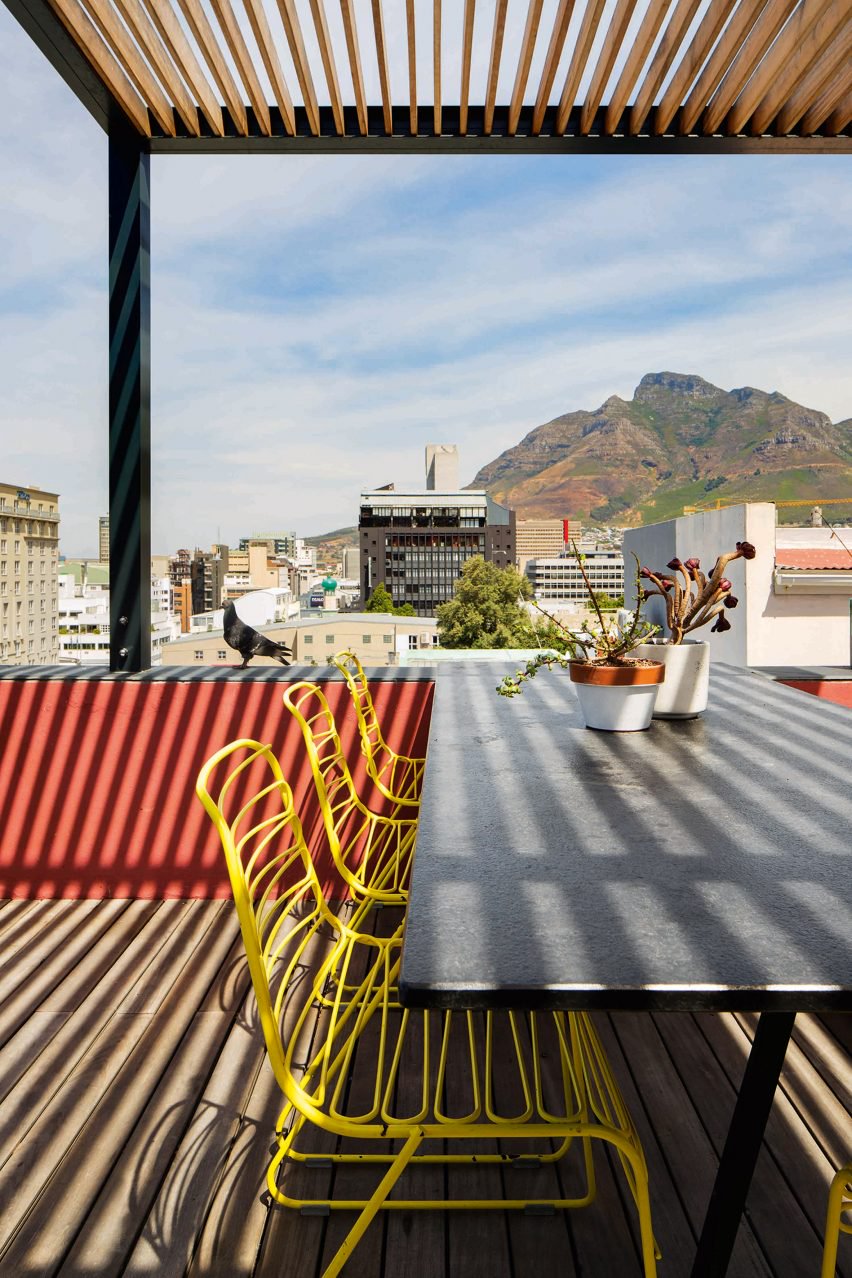 内部有两层垂直花园可以看到从大多数地区的房子。旁边有个卧室露台,还有开放式厨房,客厅和餐厅