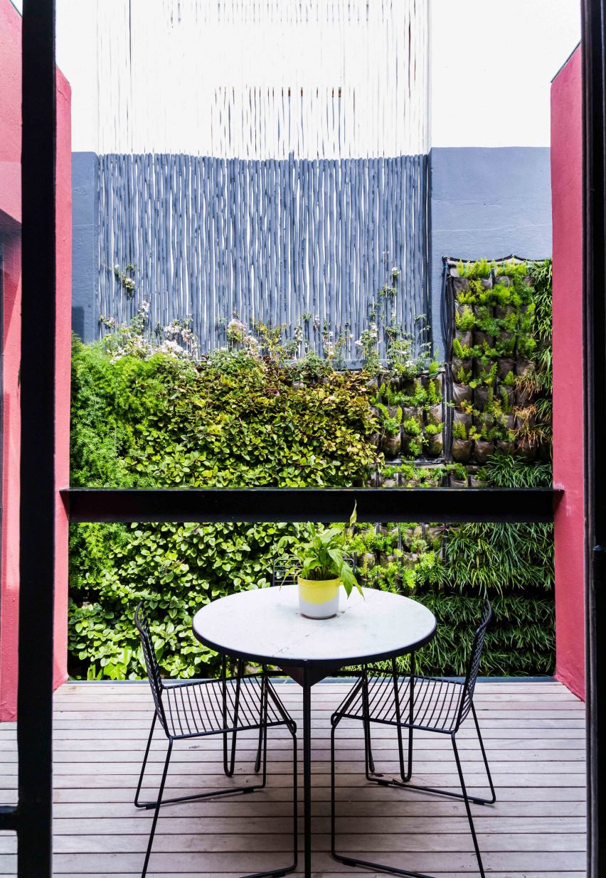 开普敦粉红色的房子-屋顶有游泳池和一个郁郁葱葱的垂直花园---酷图编号1179208