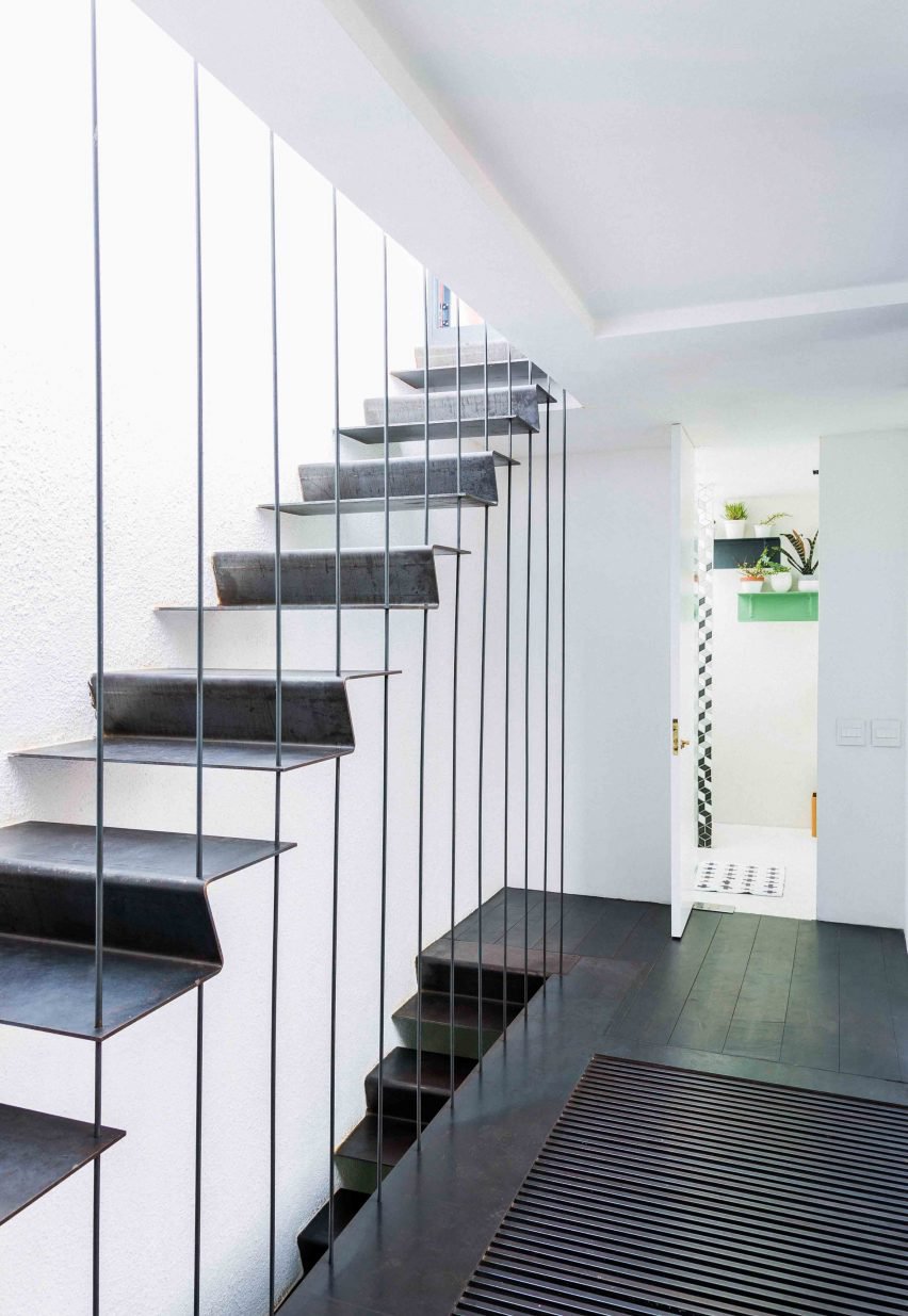 开普敦粉红色的房子-屋顶有游泳池和一个郁郁葱葱的垂直花园---酷图编号1179210