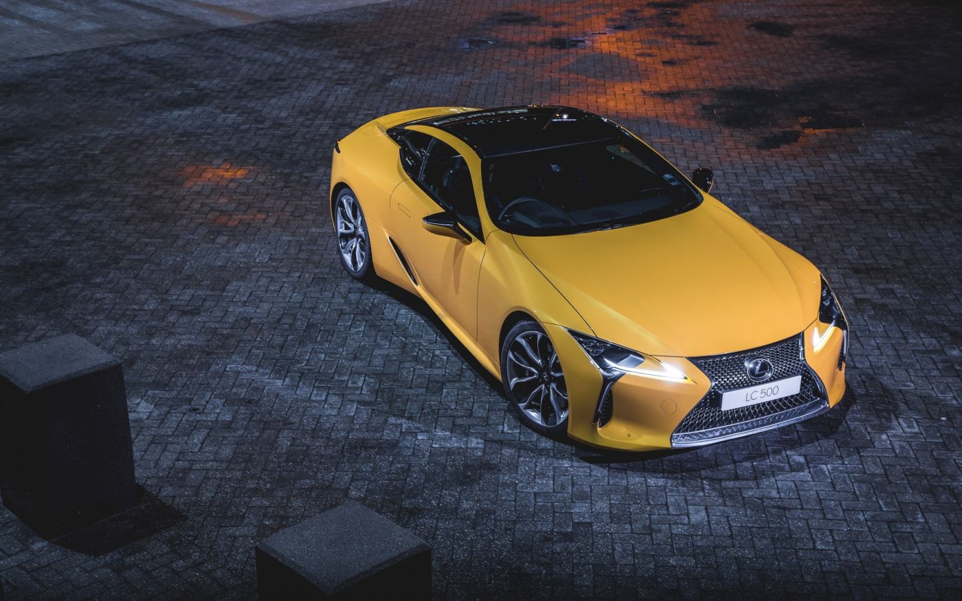 高清晰俯拍黄颜色雷克萨斯lc 500轿车壁纸图片